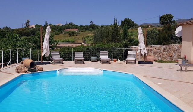 Magnificent villa with swimming pool and wooded garden
