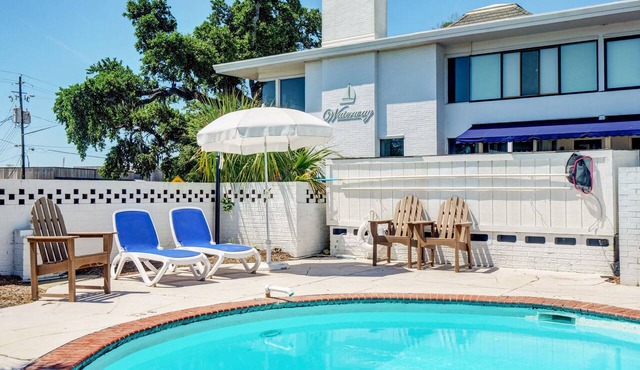 Marina Magic: Poolside Comfort & Cuisine!