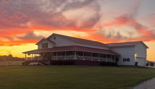 Marvelous 4-bedroom farmhouse on 2 acres, sleeps 12, Hunting & Fishing Area!