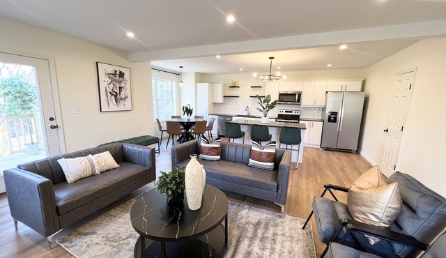 Massive 5 Bedrooms: 3King 2Queen, 10 mins to Downtown Hartford
