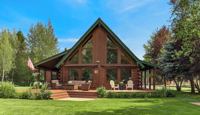 McCall A-Frame on Golf Course, 5 Minutes from Town + Huge Yard, Hot Tub & 7 Beds