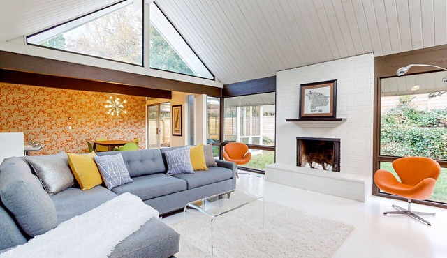 MCM home with atrium & yoga area near Nike HQ, Intel & Washington Square Mall