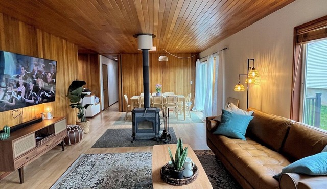 Mid-Century Modern Gem - 3BR/2BA Family Friendly Home w Modern Amenities