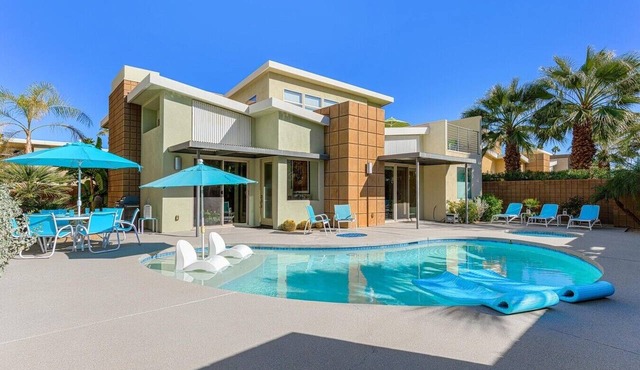 Midcentury-Inspired, Stylish, Solar-Powered Luxury Pool Home