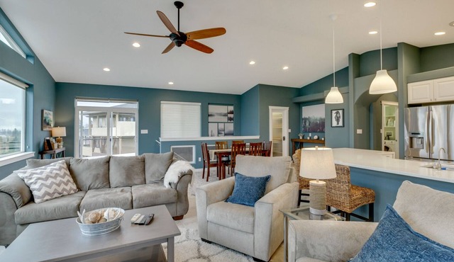 Million dollar views, affordable luxury, rooftop deck! Vacation in style!
