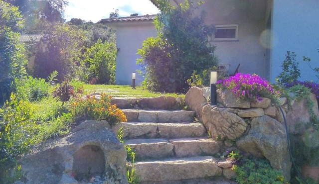 Mini villa in the heart of a pretty garden