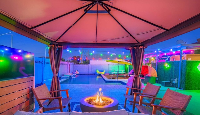Minutes to Old Town & Stadium, Hot Tub, Fire Pit, Pool, Bar, Gazebo, Sleeps 14