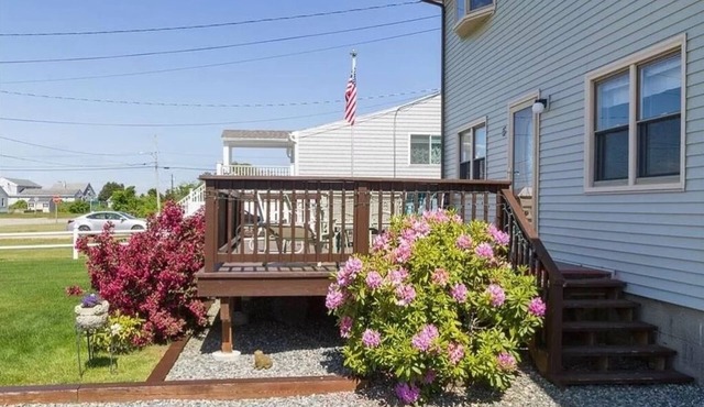 Misquamicut Beach Bungalow - 2 bedroom apartment with WiFi, A/C