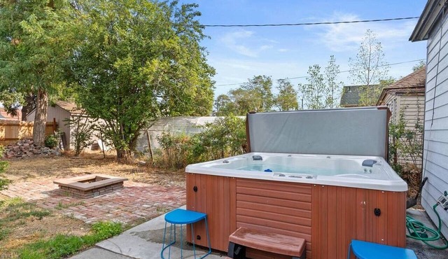 Modern 2BR/2BA retreat for 6 with hot tub & stocked kitchen.