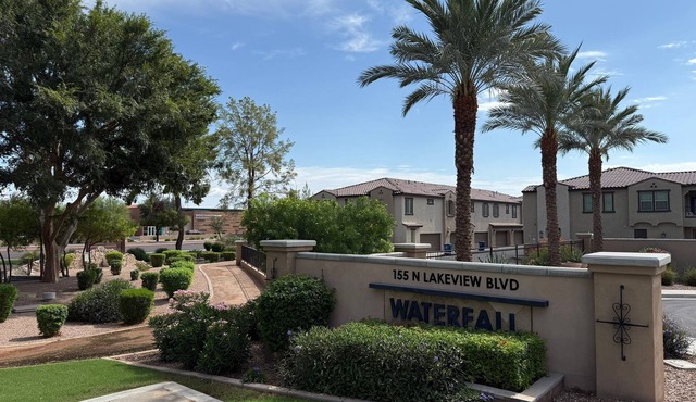 Modern 2BR Condo with Pool, Wi-Fi & Parking near Downtown Chandler