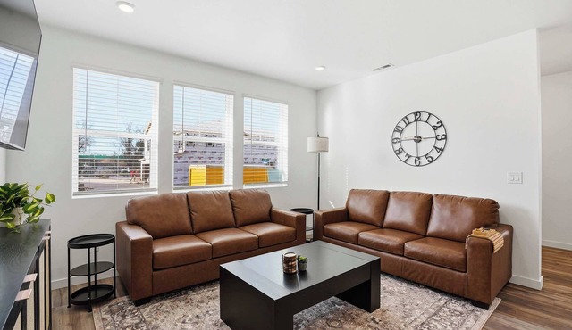 Modern 4BR Home in Eagle | Sleeps 11 | Pool, Park, Near Boise