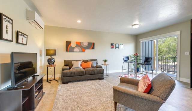 Modern Apt - 7 Mi to St. Anthony Sand Dunes!