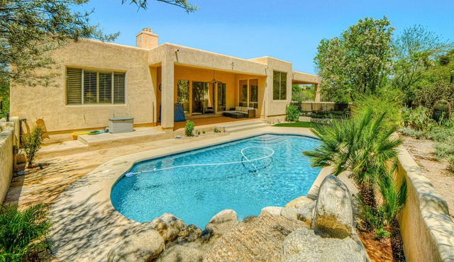 Modern & attractive desert home with WiFi, private pool, W/D & AC - 1 dog OK