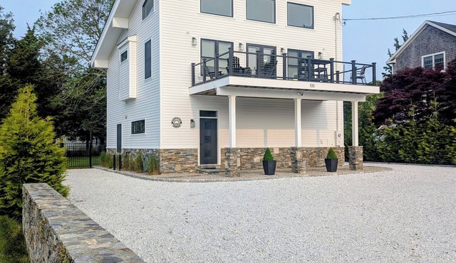 Modern Beach House Serenity