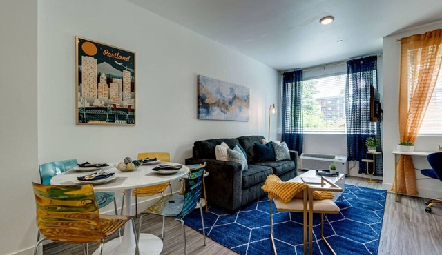 Modern & Bright Walkable Alberta Condo, Fast WiFi