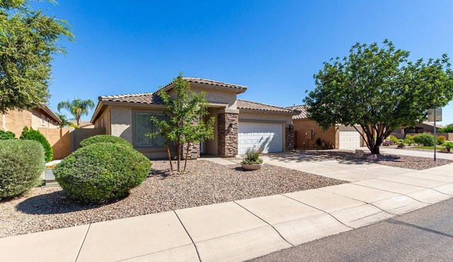 Modern & comfortable 1-story with private heated pool in Johnson Ranch