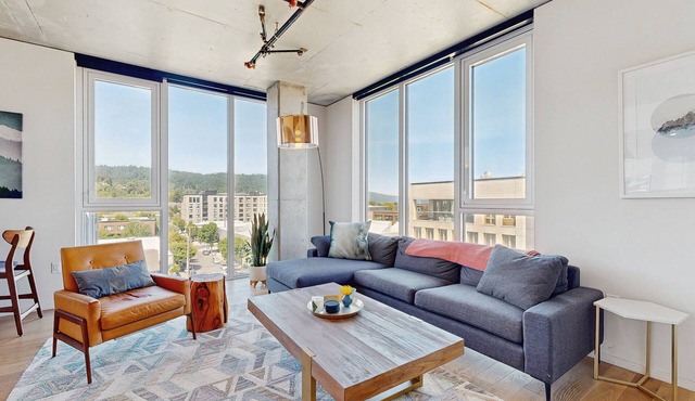 Modern corner apartment w/city view, central location - gym & bike storage
