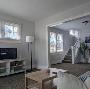 Modern Cozy, Free Parking, Near Downtown