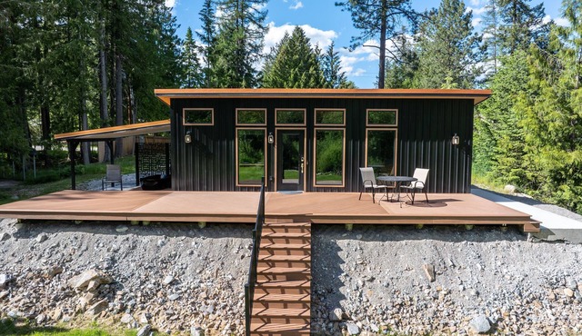 Modern Creekside Retreat w/Outdoor Soaking Tub