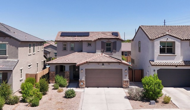 Modern Desert Home–Great for Families & Groups, Near Golf, Hiking & City Fun