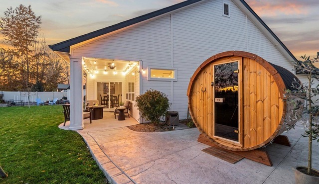 Modern Family Home | Sauna, Fire Pit, Swings & Access to Pools & Parks
