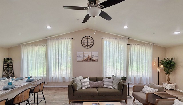 Modern Forest Escape with Private Meadow 1 hr Yosemite Entrance