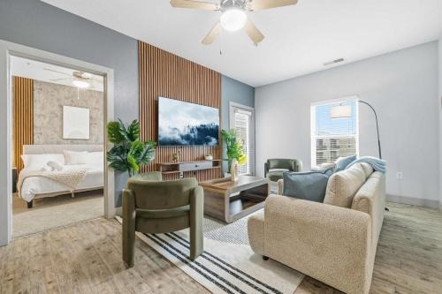 Modern Indy 2BR Free Parking Pool Walk to Lucas Oil & March Madness