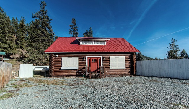 Modern Meets Rustic- Hot tub- pet friendly- sleeps 6