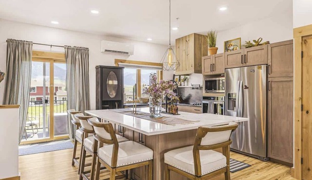 Modern Mountain condo w/river views EV charger&SUP