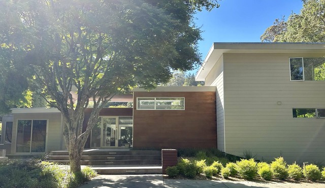Modern Oasis with Idyllic Surroundings and Close to Downtown Mill Valley