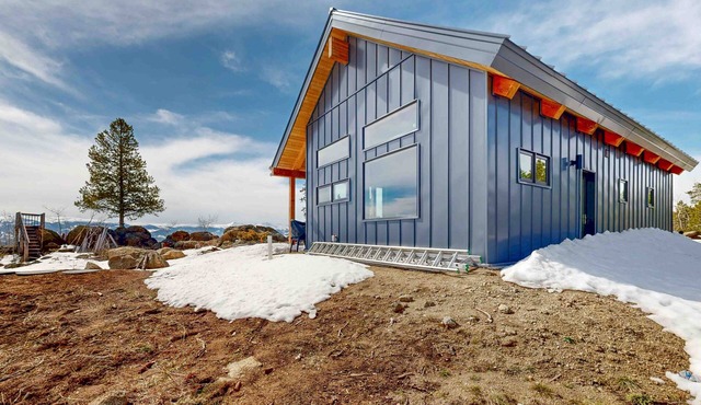 Modern off grid cabin with stocked kitchen & private mountain view- dog friendly