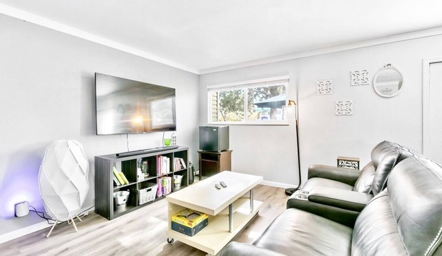 Modern Private Retreat Near Riverwalk District!