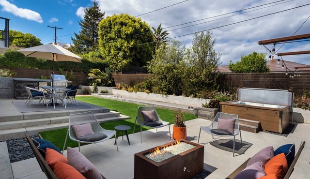 Modern Sea Escape - with A/C, steps to Shoreline Park, beach, Hot tub, Bocce Ball, Dog OK