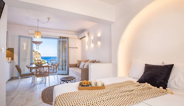 Modern Sea-View Suite with Private Balcony – Yploui Suites Karpathos