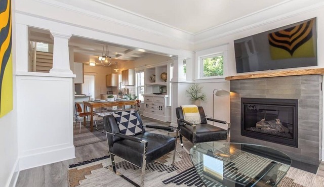 Modern, Sleek & Stylish: 2 blocks from Hawthorne!