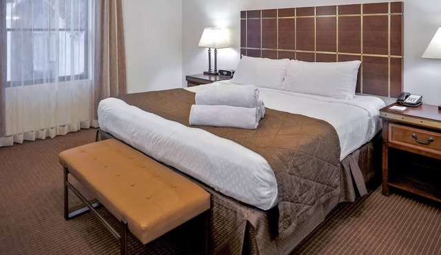 Modern Suite Escape w/Balcony, Spa, Full Kitchen & Resort Amenities