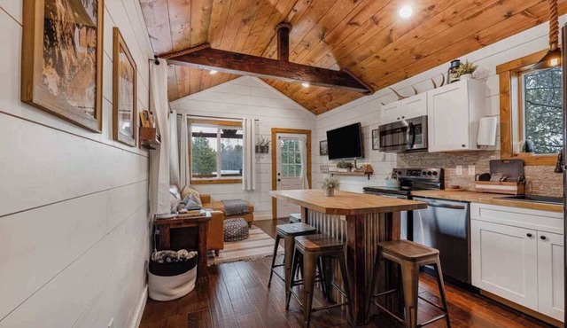 Modern Tiny Cabin Near YNP | Sleeps 4 | The Ridge