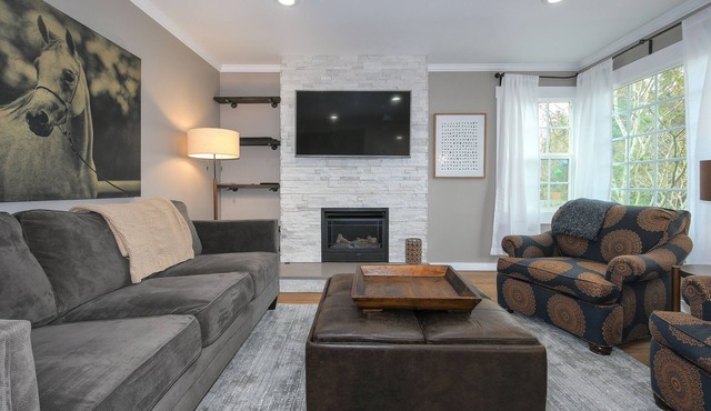 Modern Uptown Bungalow Home For Groups Big And Small!
