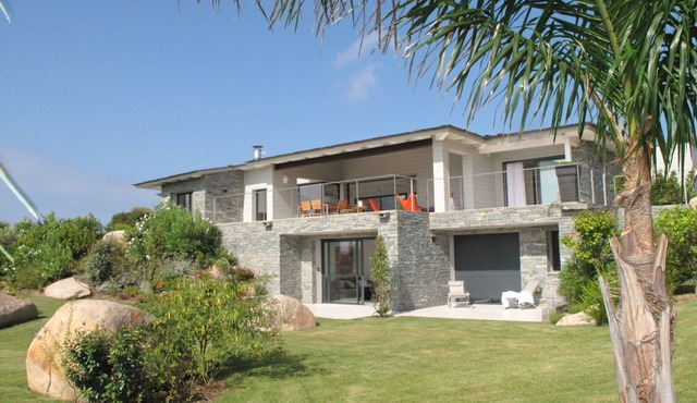 MODERN VILLA 10 PERONNES SWIMMING POOL 10MN FROM THE BEACH AND SPERONE GOLF VIEW