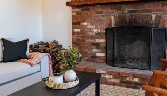 Modern Waterfront Lakehouse, 3 Bedrooms, Private Beach, Kayaks & Pet Friendly!