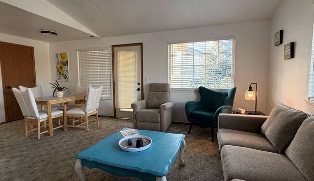 Monica & Rachel’s Friends-Themed Purple Door 2BR Pet Friendly Near Airport & Downtown
