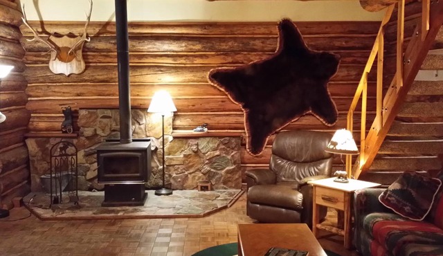 Montana log cabin get away next to Glacier National Park