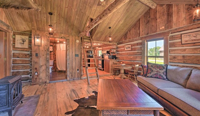 Montana Retreat: Original Hamilton Log Cabin!