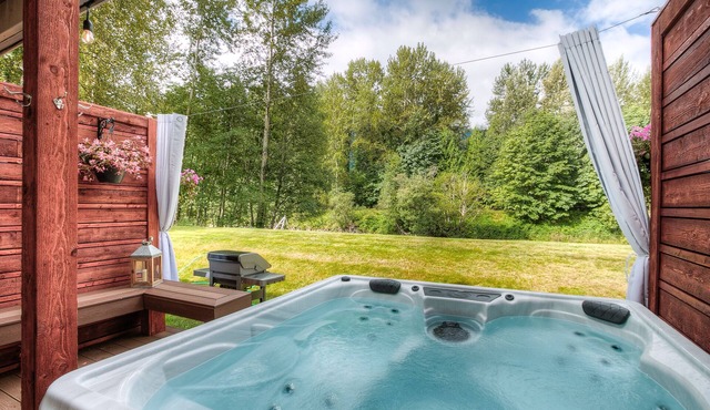 Moon River Suites 2 - on River, Private Hot Tub, Downtown NO FLOOD IMPACTS
