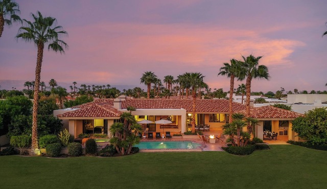 Moonshine by AvantStay | Modern & Stylish Estate w/Bar, Fire Pit & Hot Tub