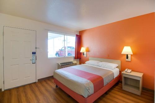 Motel 6-Phoenix, AZ - East