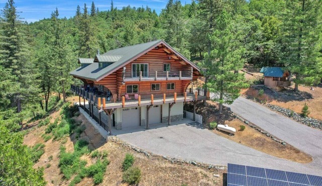 Mount Chalet sleeps 24 in marvelous Grass Valley with WiFi, and Generator