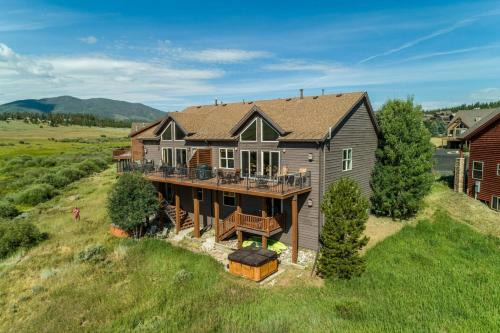 Mountain Bliss 3 BR Retreat W Views Hot Tub
