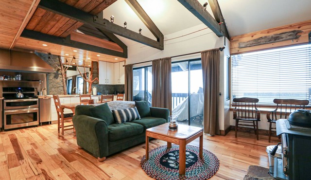 Mountain Cabin, Open Floor Plan, Private Washer/Dryer. Near the Golf Course