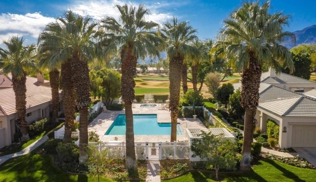 Mountain & Golf Views + Pool & Spa + Fire Pit + BBQ + Golf Cart + Dog Friendly!